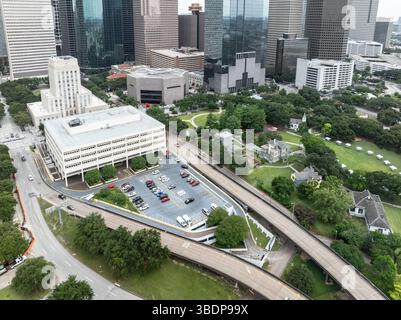 Vista panoramica aerea del centro di Houston con grattacieli, quartiere dei teatri e parco Sam Houston Foto Stock