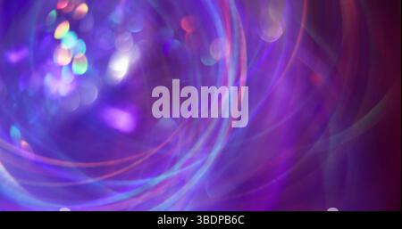 Un tocco frizzante. Bagliore circolare sfocato. Linee multicolore viola arancione brillante obiettivo sfondo bokeh astratto. Foto Stock