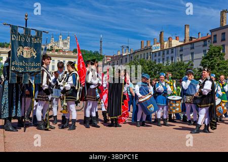LIONE, FRANCIA, 25 maggio 2025 : i lanciatori italiani di Asti guidano la sfilata del Festival del Rinascimento a Lione Foto Stock