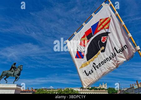 LIONE, FRANCIA, 25 maggio 2025: La sfilata del Festival del Rinascimento commemora il 425° anniversario del matrimonio di Enrico IV con Maria de Medic Foto Stock