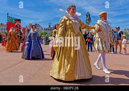LIONE, FRANCIA, 25 maggio 2025: La sfilata del Festival del Rinascimento commemora il 425° anniversario del matrimonio di Enrico IV con Maria de Medic Foto Stock