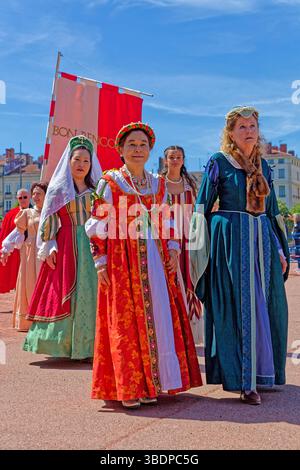 LIONE, FRANCIA, 25 maggio 2025: La sfilata del Festival del Rinascimento commemora il 425° anniversario del matrimonio di Enrico IV con Maria de Medic Foto Stock