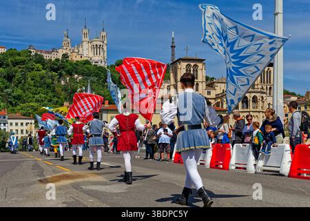 LIONE, FRANCIA, 25 maggio 2025 : i lanciatori italiani di Asti guidano la sfilata del Festival del Rinascimento a Lione Foto Stock