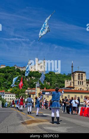 LIONE, FRANCIA, 25 maggio 2025 : i lanciatori italiani di Asti guidano la sfilata del Festival del Rinascimento a Lione Foto Stock