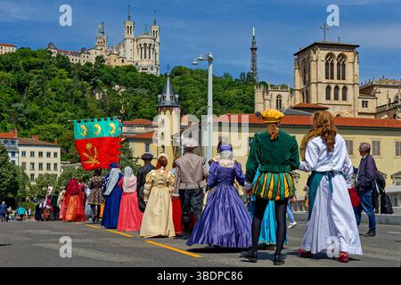LIONE, FRANCIA, 25 maggio 2025: La sfilata del Festival del Rinascimento commemora il 425° anniversario del matrimonio di Enrico IV con Maria de Medic Foto Stock