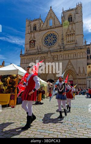 LIONE, FRANCIA, 25 maggio 2025 : i lanciatori italiani di Asti guidano la sfilata del Festival del Rinascimento a Lione Foto Stock