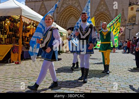 LIONE, FRANCIA, 25 maggio 2025 : i lanciatori italiani di Asti guidano la sfilata del Festival del Rinascimento a Lione Foto Stock