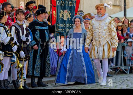 LIONE, FRANCIA, 25 maggio 2025: La sfilata del Festival del Rinascimento commemora il 425° anniversario del matrimonio di Enrico IV con Maria de Medic Foto Stock