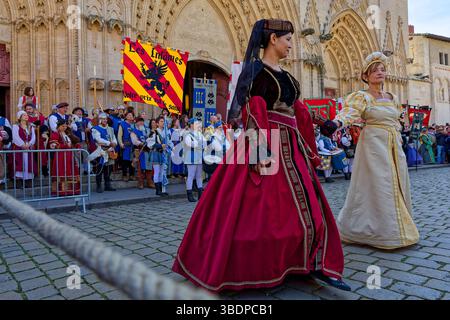 LIONE, FRANCIA, 25 maggio 2025: La sfilata del Festival del Rinascimento commemora il 425° anniversario del matrimonio di Enrico IV con Maria de Medic Foto Stock