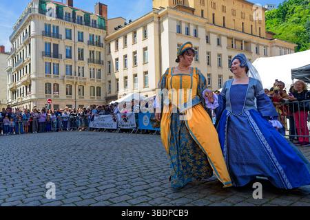 LIONE, FRANCIA, 25 maggio 2025: La sfilata del Festival del Rinascimento commemora il 425° anniversario del matrimonio di Enrico IV con Maria de Medic Foto Stock