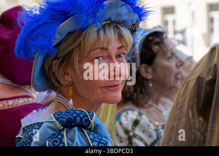 LIONE, FRANCIA, 25 maggio 2025: La sfilata del Festival del Rinascimento commemora il 425° anniversario del matrimonio di Enrico IV con Maria de Medic Foto Stock