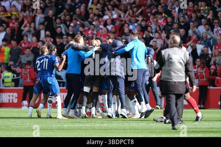 Nottingham, Regno Unito. 25 maggio 2025. City Ground Nottingham, Inghilterra - 25 maggio : i giocatori e lo staff del Chelsea festeggiano dopo essersi assicurati la qualificazione alla Champions League dopo aver vinto 0-1 durante la partita di Premier League 2024/25 tra Nottingham Forest FC e Chelsea FC al City Ground il 25 maggio 2025 a Nottingham, Inghilterra (Paul Bonser/SPP) credito: SPP Sport Press Photo. /Alamy Live News Foto Stock