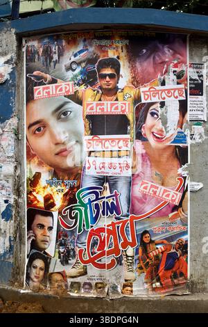Parete per poster cinematografici di Dhallywood che promuove il film d'azione-romanticismo Jotil Prem al Balaka Cineworld di Dacca, Bangladesh. Foto Stock