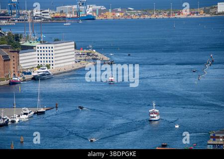 Hafenblick Kopenhagen - Boote, moderne Architektur und industrie im Stadtpanorama Foto Stock