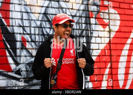 Liverpool, Regno Unito. 25 maggio 2025. Un tifoso posa per una foto fuori dallo stadio prima della partita Liverpool vs Crystal Palace Premier League ad Anfield, Liverpool. Il credito per immagini dovrebbe essere: Jessica Hornby/Sportimage Credit: Sportimage Ltd/Alamy Live News Foto Stock
