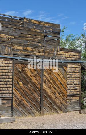 Vecchio fienile di legno per cavalli a Tombstone, Arizona Foto Stock