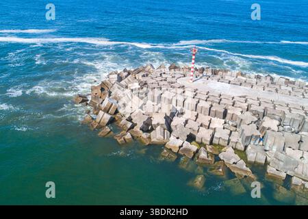 vista aerea con drone prospettiva di una solida frangiflutti in una giornata limpida Foto Stock