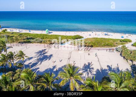 Miami Beach, Florida, North Beach, spiaggia pubblica sull'Oceano Atlantico, spiaggia sabbiosa, Beach volley paddleball, paddle ball, campi da picnic, persone Foto Stock