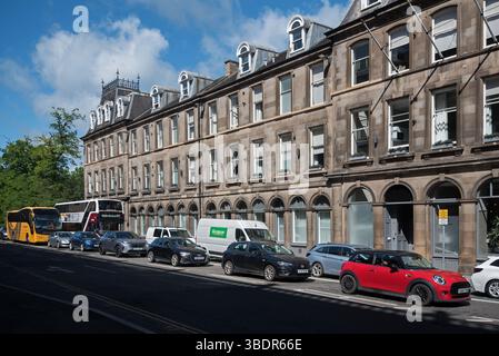 Traffico diretto a est su Queen Street nella New Town di Edimburgo. Foto Stock