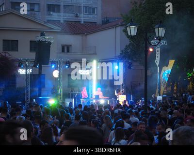 Atene, Grecia - 4 maggio 2025: Concerto notturno all'aperto con luci colorate e grande folla in un ambiente urbano durante il Festival della città di Atene 2025 Foto Stock