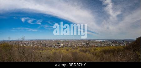 Vista di Montreal dal Mont Royal in Canada - con i grattacieli, gli alti edifici e il fiume San Lorenzo nel centro di Montreal Foto Stock