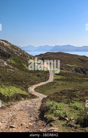 Sentiero tortuoso attraverso le colline costiere delle Highland sull'isola di Skye Foto Stock