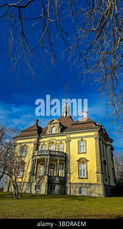 Bellissima ed elegante villa neo-barocca Castello di Rauenstein nelle giornate di sole. Uberlingen, Germania. Foto Stock