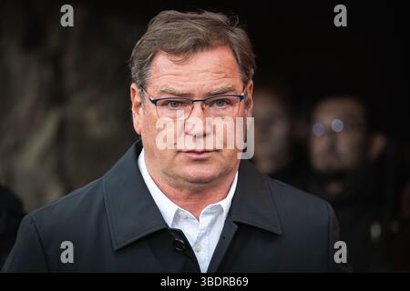 LUBIN, POLONIA - 11 APRILE 2025: Partita di calcio tra KGHM Zaglebie Lubin e Gornik Zabrze. Jan Urban capo allenatore di Gornik. Foto Stock