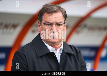 LUBIN, POLONIA - 11 APRILE 2025: Partita di calcio tra KGHM Zaglebie Lubin e Gornik Zabrze. Jan Urban capo allenatore di Gornik. Foto Stock