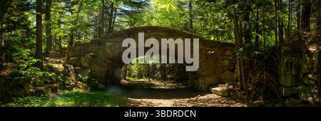 Panorama del Bubble Pond Bridge a metà giornata nel Parco Nazionale dell'Acadia Foto Stock