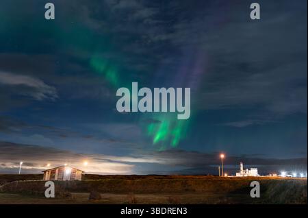 Aurora boreale verde sulle montagne islandesi di notte con Starry Sky Foto Stock