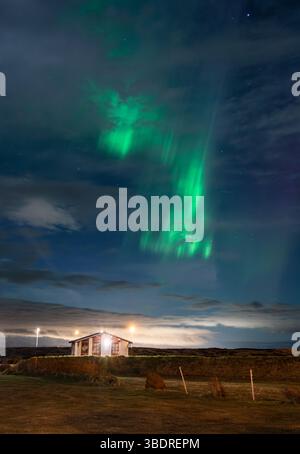 Aurora boreale verde sulle montagne islandesi di notte con Starry Sky Foto Stock