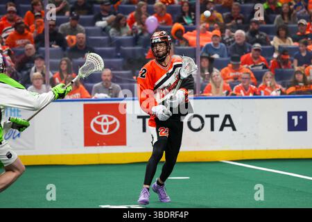 Buffalo, New York, Stati Uniti. 24 maggio 2025. L'attaccante dei Buffalo Bandits Josh Byrne (22) corre nel terzo quarto. I Buffalo Bandits ospitarono i Saskatchewan Rush in gara 3 delle finali della National Lacrosse League Cup al Key Bank Center di Buffalo, New York. (Jonathan Tenca/CSM). Crediti: csm/Alamy Live News Foto Stock