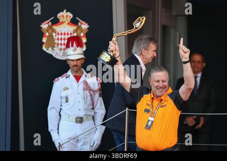 MONTE-CARLO, MONACO - MAGGIO 25: Zak Brown degli Stati Uniti e il team McLaren F1 solleva il trofeo costruttori sul podio dopo il Gran Premio di F1 di Monaco sul circuito di Monaco il 25 maggio 2025 a Monte-Carlo, Monaco. (Foto di Qian Jun/Paddocker) credito: Jun QIAN/Alamy Live News Foto Stock