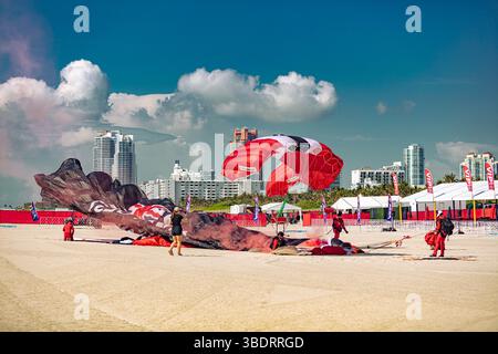 I membri dei Red Devils dell'esercito britannico issano una bandiera a goccia su Miami Beach il 23 maggio 2025 prima dell'Hyundai Air and Sea Show. L'Hyundai Air and Sea Show si tiene ogni anno nel Memorial Day Weekend a Miami, Florida, e ospita esibizioni di diverse squadre militari dimostrative. I Red Devils dell'esercito britannico conducono salti dimostrativi con lo U.S. Army Parachute Team in varie manifestazioni aeree negli Stati Uniti e nel Regno Unito. (Foto dell'esercito degli Stati Uniti di SPC. Mari Kossman) Foto Stock
