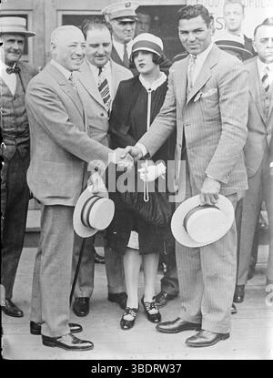 Tex Rickard (promotore di boxe), il sindaco di Philadelphia W. Freeland Kendrick, Gene Normile (manager di Dempsey), Estelle Taylor (moglie di Dempsey) e Jack Dempsey. Foto Stock