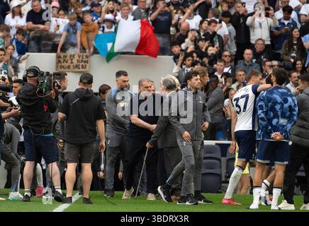 Londra, Regno Unito. 25 maggio 2025. Ange Postecoglou, il manager del Tottenham (c) saluta le leggende del calcio. Partita di Premier League, Tottenham Hotspur contro Brighton & Hove Albion allo stadio Tottenham Hotspur di Londra domenica 25 maggio 2025. Questa immagine può essere utilizzata solo per scopi editoriali. Foto per uso editoriale di Sandra Mailer/Andrew Orchard fotografia sportiva/Alamy Live news Credit: Andrew Orchard fotografia sportiva/Alamy Live News Foto Stock