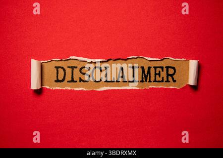 Sotto la striscia strappata di carta arancione si trova un foglio di carta bianco con le parole DISCLAIMER scritte su di esso. Foto Stock