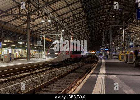 Treno SNCF a grande vitesse ( TGV ) treno europeo Lyria alla stazione di Losanna, Svizzera di notte Foto Stock