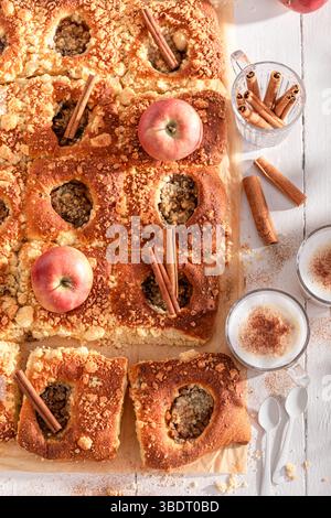 Torta fatta in casa con lievito di mele servita con latte. Torta al lievito con cannella e crumble. Foto Stock