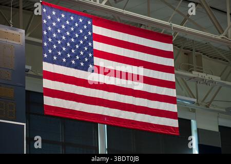 American Fork, UT, USA – 24 maggio 2025: Una bandiera americana è appesa in modo prominente all'interno dell'arena di un'accademia di American Fork, Utah, durante una laurea. Foto Stock