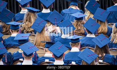 AMERICAN FORK, UT, USA – 24 MAGGIO 2025: Gli studenti che indossano cappelli di laurea si riuniscono in una scuola di American Fork, Utah, per celebrare i loro risultati. Foto Stock