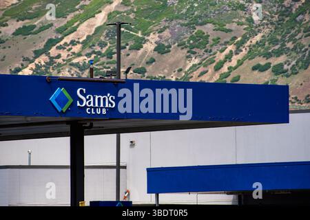 Spanish Fork, UT, USA – 24 maggio 2025: La stazione di servizio Sam's Club fornisce servizi di carburante ai membri e ai clienti come parte della catena di club del magazzino al dettaglio. Foto Stock