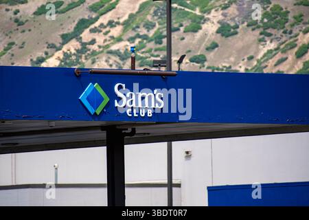 Spanish Fork, UT, USA – 24 maggio 2025: La stazione di servizio Sam's Club fornisce servizi di carburante ai membri e ai clienti come parte della catena di club del magazzino al dettaglio. Foto Stock