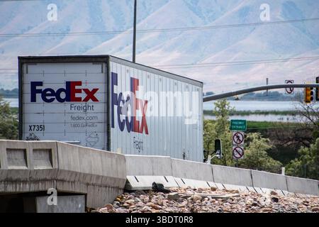 Provo, UT, USA – 24 maggio 2025: Un rimorchio FedEx attraversa Provo, mostrando la logistica regionale e le operazioni di consegna a livello nazionale dell'azienda. Foto Stock