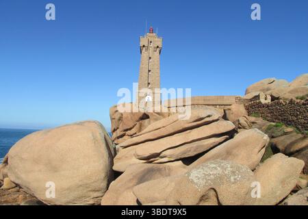 Perros Guirec, Bretagna, Francia. Rocce sulla costa di granito rosa, vista naturale francese Cote de Granite Rose sul mare. Formazioni rocciose rosse di granito in mare Foto Stock