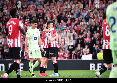 Bilbao, Biscaglia, Spagna - 21 maggio 2025: Óscar de Marcos abbraccia un compagno di squadra nella partita Athletic Club vs FC Barcelona, parte della LaLiga EA SPORTS spagnola, tenutasi allo stadio San Mamés. Crediti: Rubén Gil/Alamy Live News. Foto Stock