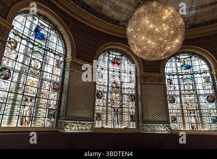 Londra, Regno Unito - 7 maggio 2025 - la magnifica vista interna della sala Gamble con le pareti e le grandi colonne era ricoperta da una varietà di colori Foto Stock