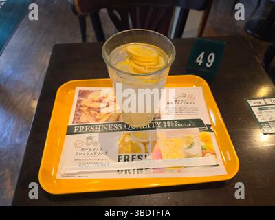 Sandwich di pollo e piatti alla limonata Foto Stock