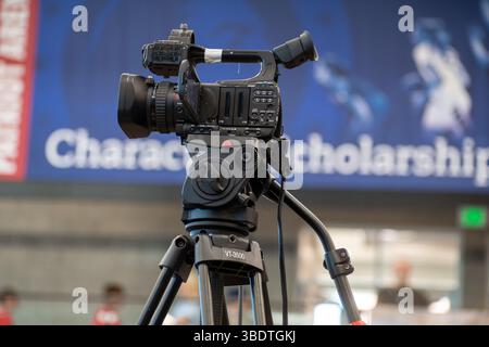 American Fork, UT, USA – 24 maggio 2025: Una videocamera è posizionata per registrare una cerimonia di laurea presso un'accademia di American Fork, Utah. Foto Stock